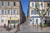 La Ciotat. <br> De tous temps, les hommes furent attirés et retenus par le havre protecteur du golfe de La Ciotat. Les fouilles d’Ellianac et de la grotte de Terrevaine attestent d’une présence humaine avec l’implantation de tribus sédentaires au néolithique final (3000 – 2000 av J.C.). On estime que l’installation du premier établissement sur la route maritime des navigateurs antiques remonte au Ve siècle avant J.C.

La « charte de 1429 » explique comment La Ciotat est devenue une commune à part entière. Au XVIe siècle, la ville prit un essor dû à l’émigration d’une partie de l’aristocratie génoise chassée d’Italie par des révolutions locales. De véritables chantiers navals s’installent en 1622. Après la période de déclin au XVIIIe siècle la ville se modernise et se transforme. En 1836 Louis Benet donne une dimension industrielle aux chantiers navals. Ils changent plusieurs fois de mains au cours du XXe siècle et constitueront le poumon économique de la cité.