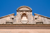 La Ciotat. Chapelle des Pénitents bleus (1626)<br> Deux pénitents, en habit, sont agenouillés de chaque coté d'une niche dont la statue a disparu. Les Pénitents Bleus, au nombre de soixante-cinq, avaient présenté une demande d’autorisation à l’Evêque Monseigneur RAGUENEAU afin de fonder leur confrérie.
Le 21 juillet 1597, l’Evêque donna son autorisation. Les 3 et 8 août de la même année, les Confrères se réunirent, la Confrérie des Pénitents Bleus était née.
Elle était placée sous l’invocation de Notre Dame de Grâce et avait pour fête le jour de la Nativité de la Vierge, à savoir le 8 septembre. La confrérie était composée de gens de mer, marins, capitaines, patrons de barques, marchands, constructeurs de navires, mais également, d’artisans, commerçants, personnes issues de couches sociales aisées.
Cette confrérie devint vite riche et prospère dans La Ciotat du XVIIème siècle en plein épanouissement.
Elle aidait les déshérités, les défavorisés, grâce aux dons de ses membres, secourait les vieillards, les malades, les infirmes, les orphelins, ensevelissait les morts. Cachés sous leurs habits, têtes couvertes, ils pouvaient se livrer à toutes les bonnes œuvres qui tendent au soulagement de l’humanité en tout anonymat.