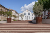 La Ciotat. <br> Cette place porte le nom du musicien Pierre Gautier, né à La Ciotat en 1642 qui fut le fondateur de l’Ecole de Musique de Marseille. Au fond,  la médiathèque Simone Veil qui a investi l'ancien hospice  Saint-Jacques (1617). C'est Antoine Gueymard  qui élèvera vers 1610 un hôpital pour recevoir les malades indigents et les pauvres passants. Après le décès d'Antoine Gueymard en 1610, cet hôpital de 5 lits a été étendu par ses deux filles, Marguerite et Louise, puis fut remis à la Ville le 4 septembre 1610. En mai 1617, le Conseil Communal accepte les conditions de remise à neuf et décide la démolition. Le 20 novembre 1617, le consul Fougasse propose de bénir le nouvel hôpital et d'y loger les malades. Cet édifice a assuré sa fonction d’hôpital et d’hospice durant près de trois siècles et demi. Devant se trouvait le cimetière. Dans le fronton, le pélican (1823), symbole de l'Assistance Publique.