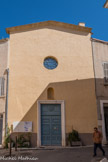 La Ciotat. Chapelle des minimes (1633) <br> La Chapelle de 32 mètres de long sur 6 mètres de large, fut, pendant la Révolution, le siège du Club des Antipolitiques, société populaire reconnue comme filiale par le centre de la rue Thubaneau de Marseille (1791).
La Chapelle est mitoyenne, à gauche, la synagogue ouverte sur le parking (Square Verdun) et, à droite, l’académie de danse ouvrant sur l’ancienne cour du couvent.
A remarquer la porte tricentenaire de belle facture.