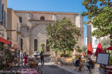 La Ciotat. <br> La place Sadi Carnot. La place fut baptisée ainsi le 15 avril 1903 en souvenir du Président de la République Sadi Carnot, assassiné à Lyon en 1894.
Il était venu à La Ciotat le 18 avril 1890 assister au lancement du « Polynésien ». Cette place faisait partie de l’ancien cimetière, datant de la période romaine, entourant l’Eglise. Utilisée comme Marché aux fruits pendant deux ans, elle devint place de la Liberté à la Révolution, puis place de la Poissonnerie lorsque fut édifiée une halle pour la vente du poisson. Cette halle a été rasée en 1947 et remplacée par un petit jardin avec une belle fontaine en pierre de Rognes, ornée de dauphins, des bancs pour les promeneurs, entourent un magnolia centenaire.