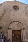 La Ciotat. Église Notre-Dame de l'Assomption.<br> La porte romane de la façade Ouest est une création due à la restauration de 1971. Elle est l'oeuvre de l’architecte Massé. On peut admirer une belle rosace romane.  Les travaux n'ayant pas été achevés, il y manque deux travées sur ce côté.