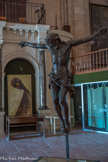 La Ciotat. Église Notre-Dame de l'Assomption.<br> Le Christ de l’Ile Verte est une œuvre du sculpteur Jean de Bologne, dit Giambologna (1529-1608), élève de Michelange. Offert par le Pape Pie VII en 1821, rélisé en 1599, restauré en 2005. Pie VII demanda que le Christ soit placé à l’Ile Verte sur les vestiges de la Chapelle St Pierre. Le Christ reste sur l’Ile jusqu’au bombardement de la libération en 1944, où il disparaît en mer pour un certain temps.
Retrouvés par un pêcheur sous marin, les restes de cette sculpture sont remis au Musée. Disloquée et détruite à moitié, elle attire l’attention de Rurik et Elysabeth Bounatian-Benatov – architectes parisiens ayant une maison de vacances dans la région. Ils transportent le Christ dans la fonderie familiale de Valsuani à Chevreuse et avec l’autorisation du Maire, ils entament une restauration qui s’apparente à une « résurrection ». Ils financent entièrement la restauration.