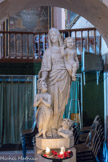 La Ciotat. Église Notre-Dame de l'Assomption.<br> Dans le fond à gauche, une statue en marbre : il s’agit de Notre Dame de Bon Voyage qui provient de l’ancien couvent des Capucins qui se trouvait à l’emplacement actuel la Clinique La Licorne.