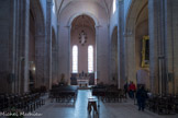 La Ciotat. Église Notre-Dame de l'Assomption.<br>  L’édifice comporte trois nefs irrégulières, sans transept marqué. Le bâtiment est de style roman très sobre, reconnaissable au demi-cercle de ses voûtes et de ses ouvertures, aux contreforts extérieurs et à la massivité de ses murs et de ses piliers.
Chacun de ses piliers couvre une surface de 9m² avec des murs allant jusqu’à 2 mètres d’épaisseur.