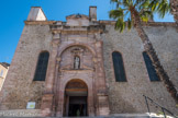 La Ciotat. Église Notre-Dame de l'Assomption.<br> L’encadrement de cette porte, en pierre de La Couronne, a été sculpté par Jean Lenfant vers 1616. La porte en noyer massif est récente (1975) mais reproduit l’ancienne huisserie.