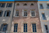 La Ciotat. <br> Maison des Grimaldi de Régusse. Oberto Grimaldi, seigneur de Monaco, consul de la République de Gênes en 1233, qu’on a surnommé « le père des Grimaldi », avait eu quatre fils qui donnèrent naissance aux quatre branches de la famille. L’un de ces fils fonda la branche de Gênes, dont il devint l’un des « Huit Nobles ». Un de ses descendants, Guilhen, vint donc s’établir à La Ciotat en 1531. Il aura un fils, Michel, qui devint seigneur de Régusse, car cette terre seigneuriale sera achetée en 1613, au nom des Grimaldi, par son fils Gaspard. Cette terre était située sur la rive droite de Verdun, à trois lieues de Riez et autant de Barjols. Elle avait, autrefois, appartenu aux templiers et sera érigée en marquisat, en 1649, sous Louis XIV. Gaspard de Grimaldi mourut à La Ciotat en 1657, à l’âge de 93 ans. Il fit bâtir pour son petit-fils Charles, orphelin, vers 1630, cet immeuble. Charles de Grimaldi Régusse était très lié avec le clan des Valbelle, très influent à Marseille. En janvier 1660, il reçoit, dans sa maison d’Aix, le Louis XIV en visite. En 1664 il est nommé second président au Parlement d’Aix.