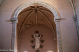 La Ciotat. Église Notre-Dame de l'Assomption.<br> Au dessus du maître-autel, on peut voir une Assomption, œuvre du statuaire Millefaut. Elle mesure 3mètres 15. Il faut remarquer les mouvements très sensibles et la pureté des lignes de la sculpture.