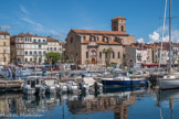 La Ciotat. Vue de l'église depuis le port.<br> L’Eglise actuelle a été construite de 1603 à 1626, en agrandissant la petite chapelle primitive. La façade provenant des carrières de La Couronne, a été restaurée en même temps que l’intérieur de l’Eglise de 1971 à 1975. Le bâtiment mesure 44 mètres de long sur 25 mètres de large et a une hauteur de 22,5 mètres. L'église fut officiellement consacrée le 15 mai 1678 sous le vocable de Notre Dame de l'Assomption.