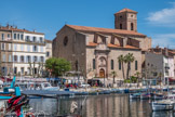 La Ciotat. Vue de l'église depuis le port.<br> On rehaussa le clocher en 1648, puis il sera à nouveau rehaussé en 1664. Les cloches y seront placées en 1665.  Le 7 novembre 1889, c'est le début de la réparation du clocher de l'église paroissiale. C'est à partir de là que le clocher prit son aspect actuel, avec un toit de tuiles à quatre pentes.