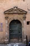 La Ciotat.  <br> Entrée de l'ancien hôtel de Grimaldi-Régusse édifié au XVIIe siècle.  Portail sculpté de type ornementaliste de l'époque de Louis XIV.