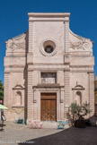 La Ciotat.  Chapelle Sainte-Anne<br> Chapelle des Pénitents Noirs construite à partir de 1630, elle ne fut achevée, sous le nom de Notre-Dame-des-Neiges, que vers 1659. Endettés, les Pénitents Noirs la vendirent en décembre 1693 aux Pères Servites, enrichis par la vente de l'eau de Fontsainte, qui l'agrandirent et la consacrèrent à Notre-Dame-des-Sept-Douleurs mais durent, ne pouvant faire face à l'entretien de l'édifice, quitter La Ciotat avant même la Révolution. Décrétée bien national, elle fut vendue en 1791. Elle fut ensuite convertie en prison puis  passa par diverses mains avant d’être rachetée par le Curé Brunet qui y installa la confrérie de Sainte-Anne, d’où son nom actuel.