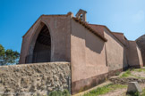 La Ciotat. Chapelle Notre Dame de la Garde
<br>  Non contents d'avoir une chapelle en ville, les Bleus en voulurent une au dehors et choisirent le lieu le plus apparent du terroir. En 1610, le dimanche jour des Rameaux, ils allèrent en procession sur la montagne de la Roque Redonne qui venait de prendre le nom de la Gardy après l’installation de la nouvelle vigie et, après avoir planté une croix, décidèrent d’édifier à la place de l’Ermitage de « la Gardy » qui existait déjà là depuis au moins 1500, une chapelle qui serait appelée Notre-Dame de la Garde. Elle a été construite en 1610 et consacrée à l’Immaculée Conception. Elle a été bénie en 1613. Elle a été bâtie en forme de croix latérale. Les voûtes ont un style ogival. Les fresques ainsi que le porche ont été exécutés en 1864.