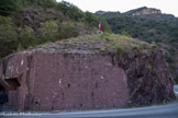 Le petit ouvrage de la Frassinéa. <br> Le petit ouvrage de la Frassinéa est une annexe de Rimplas comme celui de Valdeblore, son frère jumeau. Sa mission était de faire barrage à l’intrusion des chars Italiens. Pour cela il est équipé d’un canon antichar de 47 mm à tir rapide. Sa construction a débuté en 1935 et a duré 4 ans. Il est composé de 3 blocs de combat). Une trentaine de soldats était nécessaire à son fonctionnement. Casemate d'infanterie à quatre créneaux.