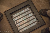 Le petit ouvrage de la Frassinéa. <br> Fressinea est presque construit autour d'une source captée dans le fond de la chambre où un bassin muré, de 500 litres, a été construit et d'où part un tuyau qui alimente les réserves générales. Cette source débite entre 0,5 l/s (en été) et 2 l/s (en hiver), mettant l'équipage largement à l'abri de la pénurie. D'ailleurs, à Fressinea, la ration journalière en eau est réglementairement de 11 litres par homme, contre 8 litres dans la plupart des autres fortifications. Au travers de cette grille, située près du lavabo, on peut voir couler l'eau de la source.