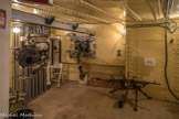 Le petit ouvrage de la Frassinéa. <br> Au sol, mitrailleuse tchèque. Les gaz toxiques produits par les tirs doivent être rapidement dirigés vers l'extérieur. C'est la raison pour laquelle non seulement la casemate est isolée du reste de la fortification par une porte étanche mais, de plus, elle est mise en surpression (+10Pa pour les casemates à JM et AC47). Et comme les armes sont sur des rotules étanches, grâce à cette surpression les gaz toxique qu'elles produisent sont expulsés à l'extérieur de la fortification, par le canon des armes, à chaque ouverture de culasse.