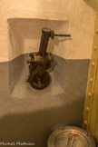 Le petit ouvrage de la Frassinéa. <br> Goulotte à grenades : système permettant de lâcher des grenades dans les fossés diamants. La cuisine est aussi un lieu de passage vers le créneau de défense de l'entrée et vers le local radio.