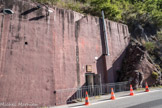 Le petit ouvrage de la Frassinéa. <br> L'imposante façade (à contrepente par rapport à la frontière) n'est qu'un mur de soutènement de la montagne relativement friable à cet endroit. La cheminée de hauteur imposante est le tuyau d'échappement des groupes électrogènes ; la cheminée basse, voisine, évacue l'air vicié.