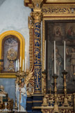 Saint-Sauveur-sur-Tinée <br> Chapelle des pénitents blancs. Colonne habillée de rameaux fleuris et de pampres de vigne, flanquée d'ailerons habités d’angelots.