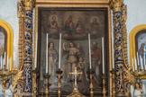 Saint-Sauveur-sur-Tinée <br> Chapelle des pénitents blancs. La toile principaleest divisée en deux niveaux superposés. En partie basse,  à gauche, saint Louis de France arbore les insignes de la monarchie (couronne, sceptre et manteau fleurdelisé) ainsi que, parfaitement anachronique, le grand collier de l'Ordre de Saint-Michel fondé deux siècles après sa mort. Raphaël archange accompagne le jeune Tobie qu'il protège du mal symbolisé par le dragon à ses pieds. Saint Barthélemy, à droite, présente le coutelas avec lequel il fut supplicié par écorchement ainsi que le livre de saint Matthieu qui lui aurait servi à évangéliser les Indes. Au registre supérieur, posés sur une nuée, Jean-Baptiste et Jacques le Majeur en pèlerin encadrent la sainte Parentèle associant Marie et sa mère Anne dans l'éducation de Jésus enfant.