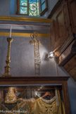 Saint-Sauveur-sur-Tinée <br> Chapelle des pénitents blancs. Maquette de la Croix Mariale. =Cette croix, a été réalisée en souvenir de la Mission animée par une équipe de la Communauté du Lion de Juda et de Jeunesse- Lumière, en 1987, d'après une maquette de Paul Pacotto. L'artiste a voulu unir la souffrance de la Vierge Marie à la souffrance de Jésus en intégrant Marie dans les formes de la croix. (Vue de face : Jésus en Croix ; de profil : la statue de la Vierge). Sa hauteur est de 20 mètres, son  poids de 4 tonnes.