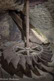 Saint-Sauveur-sur-Tinée <br> Le moulin. Le mouvement est assuré par une turbine horizontale, appelée rodet, ou rouet. L'eau, provenant d'une dérivation de la Tinée, sort avec force d'une trompe. Si nécessaire on peut la dévier au moyen d'une planche. Le rouet entraîne l'arbre qui traverse la voûte, tourne librement dans la meule inférieure immobile et se termine par une pointe d'acier qui fixée au centre d'un bras de fer enchâssé dans la meule supérieure fait tourner cette dernière.