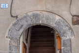 Saint-Sauveur-sur-Tinée <br> Un peigne et des ciseaux qui indiquent l'échoppe d'un coiffeur.