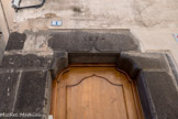 Saint-Sauveur-sur-Tinée <br> Son superbe portail d'entrée en pierre de taille au linteau daté de 1594 et décoré d'une moulure en accolade dont la pointe porte une petite croix tandis que son chapiteau gauche est gravé des lettres M.B.T.