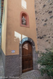 Saint-Sauveur-sur-Tinée <br> A la base du clocher, ancienne entrée de l'église. Dans une niche surmontant la porte extérieure d'accès à la sacristie (ancienne chapelle Saint-Joseph) est placée une statue de saint Paul dont l'inscription gothique qui court à sa base apprend qu'elle a été offerte en 1455 par Antoine Mondini.
L'œuvre de marbre blanc, exceptionnelle pour cette période dans une région où la peinture est l'art dominant, représente l'apôtre tenant le recueil de ses écrits et le glaive de sa décapitation, supplice réservé aux citoyens romains dont il était.