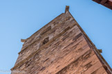 Saint-Sauveur-sur-Tinée <br> Le clocher est avant tout une «tour civique» (équivalent d'un beffroi nordique), accolée à l'église mais indépendante d'elle dans sa structure architectonique tout comme dans son utilisation. Aux angles supérieurs on voit quatre têtes d'animaux, identifiés à des loups, qui semblent contrôler les quatre points cardinaux. Parfois considérés comme de «fausses gargouilles», ces loups ont donné corps à bien des légendes malgré leur présence sur de très nombreux clochers des Alpes méridionales.