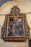 Saint-Sauveur-sur-Tinée <br>Retable du Saint-Suaire, Guillaume Thaon, 1711. Guillaume Thaon, peintre originaire de Lantosque, y dispose ses figures selon un parcours en perspective très étudié. À gauche Jean- Baptiste, assis sur une nuée en arrière-plan (donc plus petit, ce qui n'est en rien une maladresse de l'artiste), désigne le Suaire du Christ, preuve de la Résurrection qui fonde le christianisme représenté par Pierre, premier chef de l'Église et Paul, premier théoricien de la nouvelle religion. Tous deux s'avancent sur un chemin raviné et encombré de cailloux dans un paysage de montagne, conformément aux prophéties d'Isaïe et aux prédications du Baptiste.