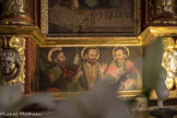 Saint-Sauveur-sur-Tinée <br>Polyptique de la Transfiguration, Guillaume Planeta, 1583. Sur les bases des colonnes et dans les bandes latérales se voient les autres apôtres : Simon, Jacques le Majeur, Philippe, un personnage effacé qui devrait être Matthias, André, Jacques le Mineur, Thomas, Barthélemy, Matthieu, Thaddée. Outre leur nom inscrit, certains sont identifiables par un attribut : clefs de Pierre, coutelas de Barthélemy, croix d'André, hache de Simon le Zélote (alors qu'il fut découpé à la scie). Détail amusant : les deux Jacques sont représentés avec le bourdon (bâton de marche) du pèlerin, alors que seul Jacques le Majeur est honoré à Compostelle.