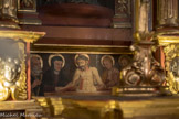 Saint-Sauveur-sur-Tinée <br>Polyptique de la Transfiguration, Guillaume Planeta, 1583. La prédelle montre, en position centrale, le Christ mort déploré par la Vierge et Marie-Madeleine assistées des saints Pierre et Jean.