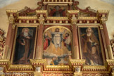 Saint-Sauveur-sur-Tinée <br>Polyptique de la Transfiguration, Guillaume Planeta, 1583. Le registre supérieur est dédié à la Transfiguration du Christ flanqué du prophète Élie, dont la tradition biblique affirmait qu'il réapparaîtrait au moment de la venue du Messie, et de Moïse présentant les Tables de la Loi où sont gravés les dix commandements de l'Ancienne Alliance. Le panneau de gauche montre saint Antoine abbé portant son Tau et accompagné du petit cochon emblématique de l'ordre hospitalier des Antonites. À droite, figure saint Blaise tenant en main le peigne à carder avec lequel il fut supplicié.