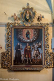 Saint-Sauveur-sur-Tinée <br>Le retable se complète par un bel encadrement de bois sculpté de rinceaux dorés sur fond gris bleuté.