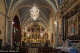 Saint-Sauveur-sur-Tinée <br>Eglise Saint-Michel Archange. Une première construction de style gothique (XIIIe - XVe s.) a donné la travée de chœur voûtée en croisée d'ogives dont les arcs retombent sur des culots grossièrement sculptés de têtes humaines et animales. Le mur Sud est percé d'une fenêtre géminée sobre et élégante. Cette travée se prolonge par un chevet plat, rehaussé de quelques marches et rétréci par des pilastres saillant et un arc de chœur en plein cintre.