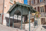 Saint-Sauveur-sur-Tinée <br> Le lavoir, 1907. À partir de 1871, suivant l'exemple de la chocolaterie Menier à Noisiel, les colonnes de fonte commencent à s'afficher au grand jour. Avec l'Art Nouveau qui naît à la fin du XIXe siècle, le fer s'impose tout naturellement dans ce courant qui cherche à renouveler l'esthétique des différents domaines. L'Art Nouveau s'inspire des formes de la nature, en particulier de volutes végétales.