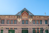 Saint-Sauveur-sur-Tinée <br> Ce bâtiment a été édifié en 1912, par les architectes Marcello et de Pampelonne, pour accueillir la coopérative laitière de la Tinée. Les installations sont inaugurées en 1913. Avant la Première Guerre Mondiale, la coopérative utilise la vapeur comme force motrice. Le bâtiment est équipé d'une salle de fabrication au rez-de-chaussée. L'étage accueille les appartements du directeur et des hommes de peine. Ces deux niveaux sont séparés par une corniche moulurée. Ses 1200 sociétaires, éleveurs laitiers de Saint-Sauveur, d'Isola, de Saint- Etienne, de Roure, de Roubion, de Valdeblore, de Rimplas et de Marie fournissent en 1928, 650 000 litres de lait ! Le lait était ramassé par les soins de la Société le long des routes. Celui provenant de Roure était acheminé par un câble arrivant au pied de la coopérative. Un concessionnaire assurait son acheminement à Nice via le tramway, dont la gare se trouvait en face, puis par le chemin de fer. En 1937, la coopérative rencontre des difficultés probablement dues à plusieurs facteurs dont la baisse du prix du lait, l'utilisation de la pasteurisation, la fermeture de la ligne de tramways et le coût de fonctionnement.