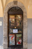 Roubion. <br> Porte décorée de l'ancienne école.