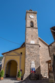Roubion. <br> Église Notre-Dame-du-Mont-Carmel, reconstruite au XVIIIe siècle (elle porte la date de 1713) mais conserve un clocher roman crénelé surmonté d’une arcature avec cloche. Elle participe au grand mouvement de reconstruction des paroissiales dans la montagne niçoise, au plus fort de l’expansion baroque.