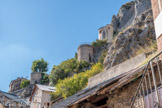 Roubion. <br> La physionomie actuelle du village découle d’une véritable reconstruction à l’époque moderne, consécutive à l’arasement du château féodal et de ses remparts et au saccage du village.

Roubion fit d’abord les frais du conflit qui opposa Annibal Grimaldi de Beuil au duc de Savoie, et s’acheva par l’exécution d’Annibal, la confiscation de ses biens et, en signe d’abaissement définitif de la famille, l’arasement de son château de Roubion.

Le conflit qui opposa ensuite le duc de Savoie et le roi de France, durant la Ligue d’Augsbourg, toucha Roubion entre 1691 et 1696. Le maréchal Catinat avait chargé le marquis de Vins de réduire les hautes vallées du comté ; Péone puis Beuil se soumirent.

Les Roubionnais, qui continuaient à résister, dévastèrent les campagnes de leurs voisins, provoquant le châtiment sévère des troupes de Vins, qui mirent à sac et incendièrent le village. Il subsiste de la forteresse la base de deux tours, quelques pans en ruine et des restes d’enceinte.