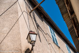 Roubion. <br> Dans cette façade, une fente est l'ouverture d'un rucher placard.