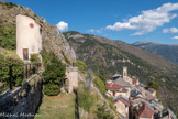 Roubion. <br> Ruines du château et le pigeonnier.