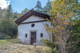 Chapelle saint Sébastien à Roubion. <br> Datée de 1513, elle est classée monument historique. Elle fut offerte par le chanoine Ludovic Serre de Clans pour protéger le village de la peste et autres épidémies. La chapelle est dédiée à Saint Sébastien, pour protéger le village de la peste. C'est sans doute pour cette raison qu'elle se trouve à l'extérieur du village, comme la chapelle Saint Sébastien de Roure. Ces chapelles sont toujours situées sur une voie de passage.