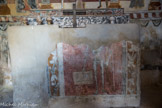 Chapelle saint Sébastien à Roubion. <br> Sur le bas de l'autel, un squelette nous accueille avec une inscription que l'on peut traduire ainsi :
