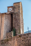 Roure. <br>L’église romane. Au nord de la façade (sur la gauche quand on se trouve face au clocher), il subsiste un mur qui représente vraisemblablement l’angle nord-ouest de la nef médiévale.