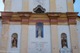 Roure. <br> Au-dessus de la porte, une inscription « Sancte Laurenti intercède pro nobis » (« Saint Laurent intercédez pour nous »), surmontée de la statue du saint, portant la palme du martyre et accompagné de l’instrument de son supplice, un gril. Deux niches latérales abritent les statues d’un saint évêque et d’une sainte, parfois identifiée comme Sainte-Claire (?).