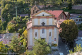 Roure. <br> Façade de l'église Saint-Laurent. Nous ignorons tout des raisons de la démolition de la nef romane et de son remplacement, dans la 2ème moitié du XVIIe siècle, par un nouvel édifice. Mais un facteur d’opportunité a pu aussi joué. En 1621, Annibal Grimaldi, comte de Beuil et seigneur de Roure, convaincu de félonie à l’égard de son souverain, le duc de Savoie, est exécuté et son château de Roure démantelé. Les bâtisseurs de la nef baroque disposaient donc, à partir de cette date, d’une « carrière de pierres » proche et abondante en matériaux qui pouvaient donc s’ajouter à ceux récupérés dans la destruction de la nef romane.