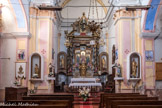 Roure. <br> Le maître-autel est daté de 1741. Des colonnes torses ornent un imposant tabernacle doré. A gauche, une statue de St Pierre, provenant de l’ancienne chapelle des Pénitents (mairie actuelle), à droite, St Joseph.