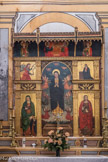 Roure. <br> Le panneau central représente la Vierge emportée par des anges, au-dessus d’un tombeau vide et d’un paysage de montagnes. Au-dessus, la Ste Trinité couronnant la Vierge. De part et d’autre, et de bas en haut, dans quatre panneaux sur fond d’or : à gauche, Ste Anne, à droite, Ste Marie- Madeleine. Au-dessus l’évocation de l’Annonciation (à gauche, l’archange Gabriel, à droite Marie). Registre supérieur : deux saints évêques.